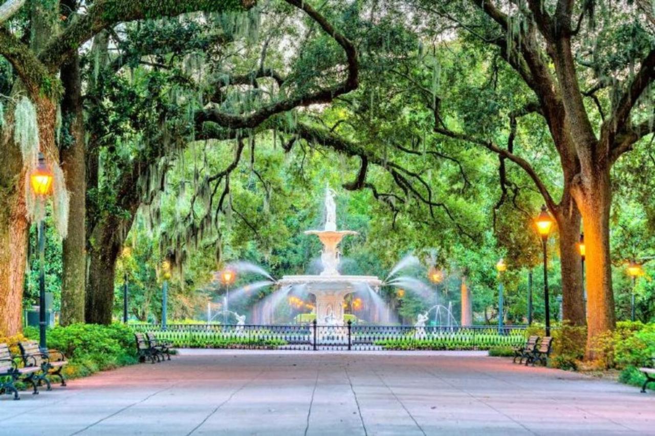 Southern Charmer-Historic District Downtown-Front Porch-Walk Score 90!!-Private Parking-1 Minute To Forsyth Park Savannah Exterior photo