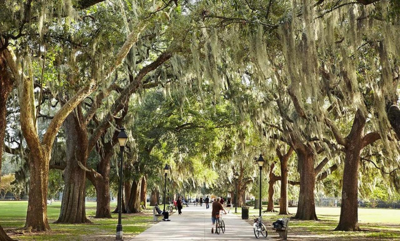 Southern Charmer-Historic District Downtown-Front Porch-Walk Score 90!!-Private Parking-1 Minute To Forsyth Park Savannah Exterior photo
