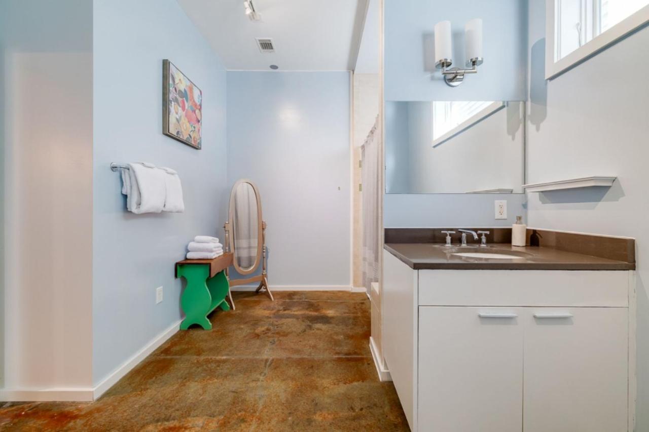 Southern Charmer-Historic District Downtown-Front Porch-Walk Score 90!!-Private Parking-1 Minute To Forsyth Park Savannah Exterior photo